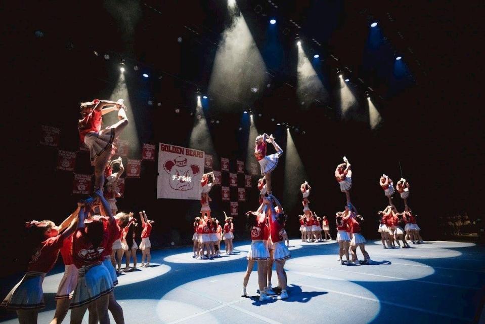 35周年記念公演で華麗な演技を見せた箕面自由学園のメンバー（撮影・岩國英昭）