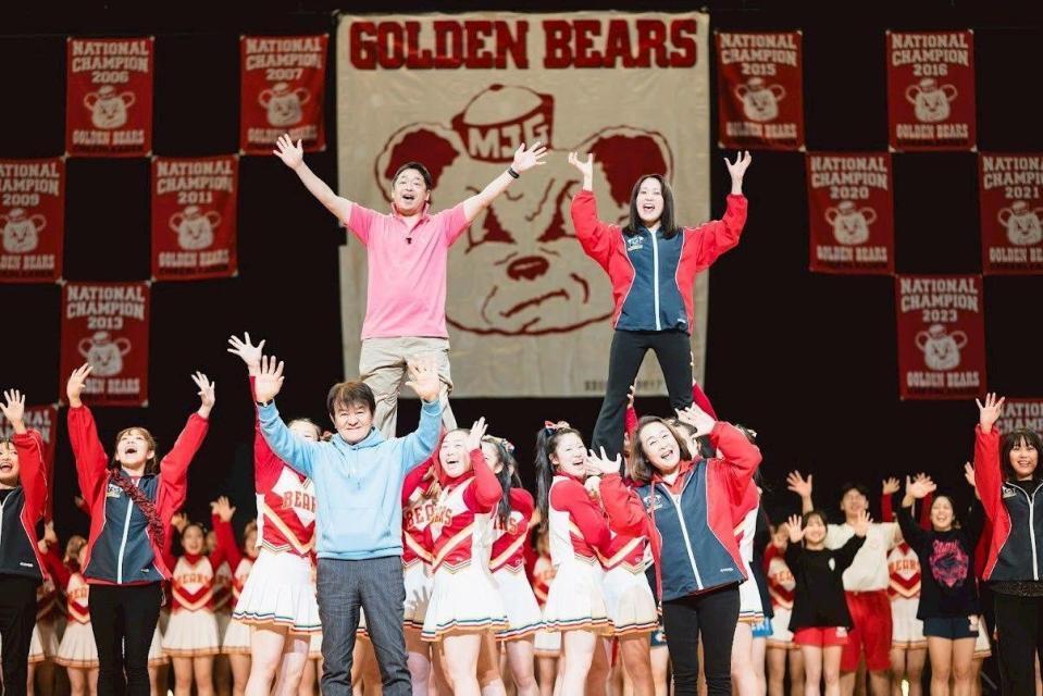 35周年記念公演で「劇団そとばこまち」とコラボした箕面自由学園チアリーダー部（撮影・岩國英昭）