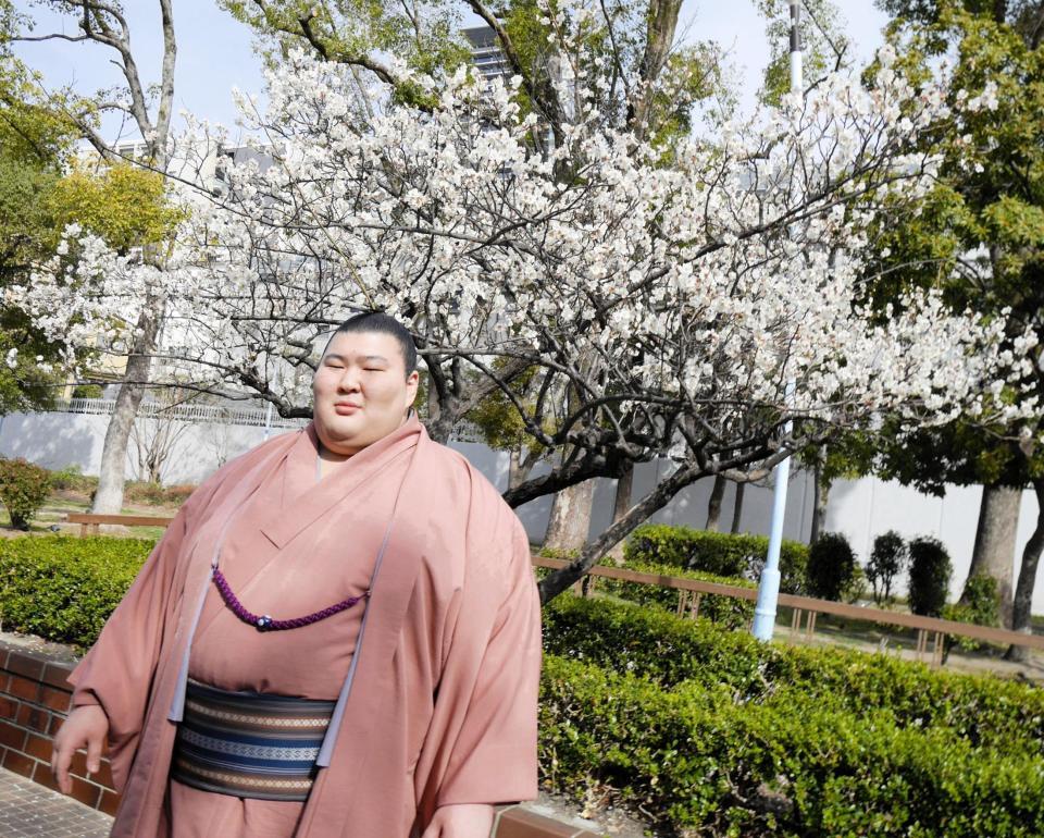 冬桜の前で撮影に応じる熱海富士