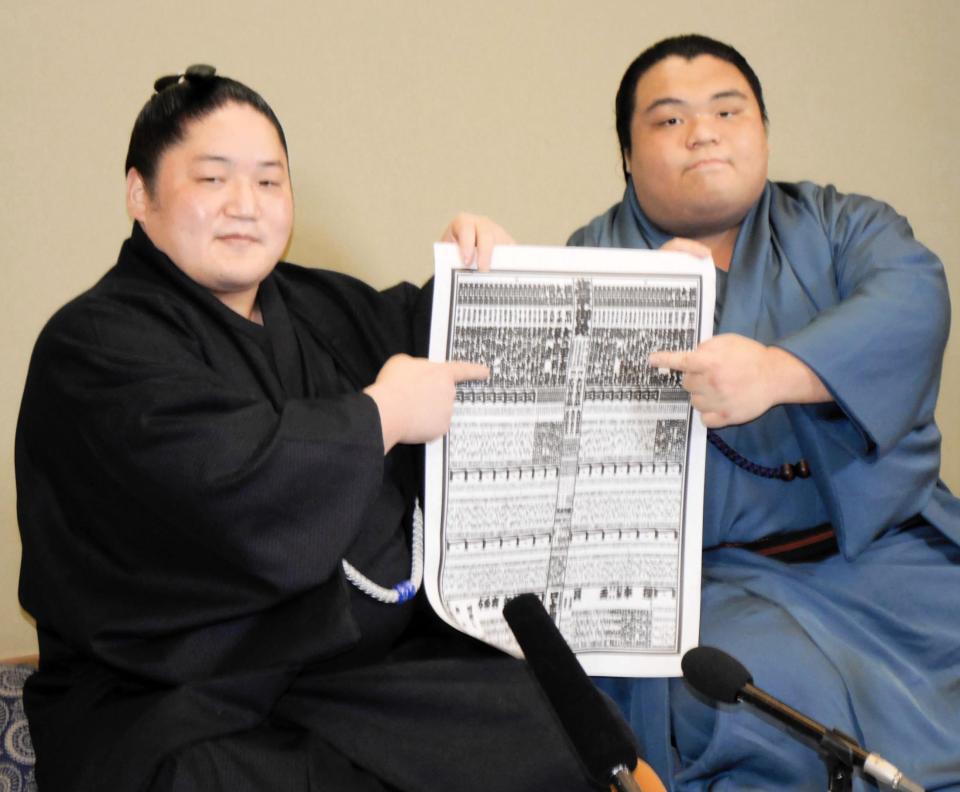 幕内にしこ名が載った番付表を手にする藤青雲（左）と藤凌駕