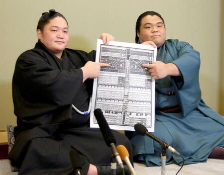 　番付表を手にする藤青雲（左）と藤凌駕