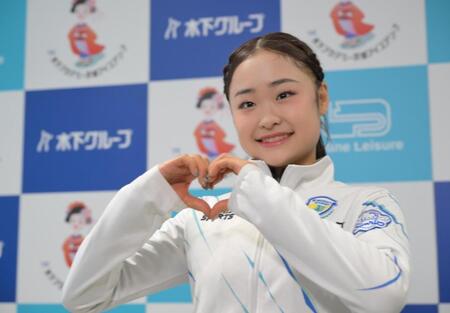 カメラマンの注文にハートマークで応える島田麻央（撮影・金居みつよし）