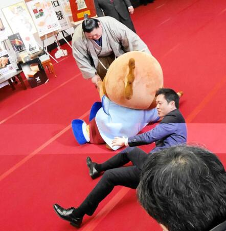 もずやんと吉村洋文知事を上手投げで転がす大の里