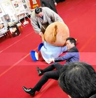 もずやんと吉村洋文知事を上手投げで転がす大の里