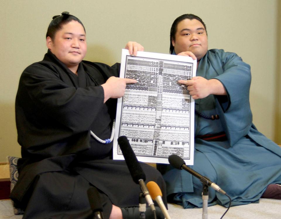 　番付表を手にする藤青雲（左）と藤凌駕