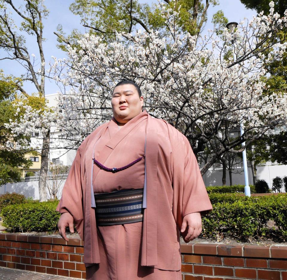 　冬桜の前で撮影に応じる熱海富士