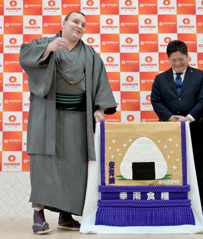 　新しい化粧まわしを贈呈された安青錦