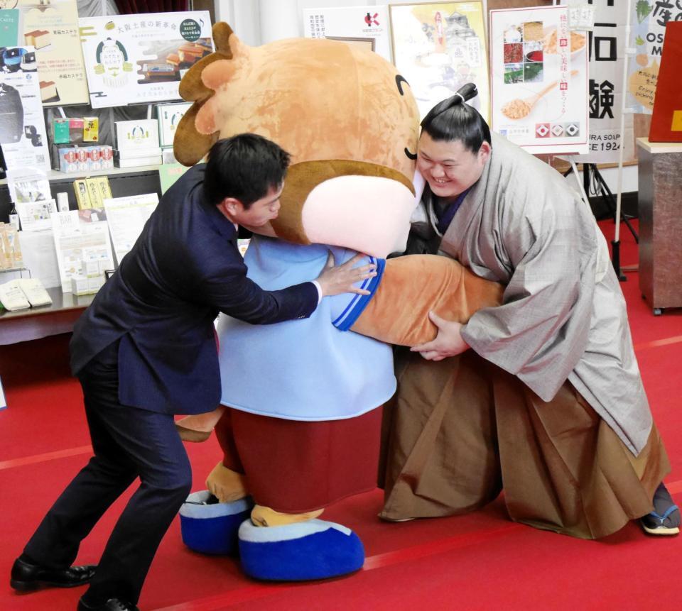 もずやん、大阪府知事の吉村洋文氏と相撲の動きを見せる大の里