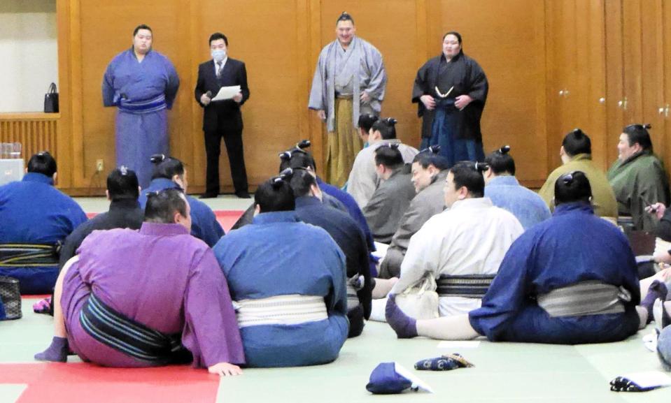 議長の琴桜（奥左）から紹介を受ける新十両の（右端から）藤天晴、寿之富士