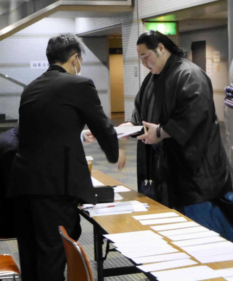 配布物を受け取る藤天晴