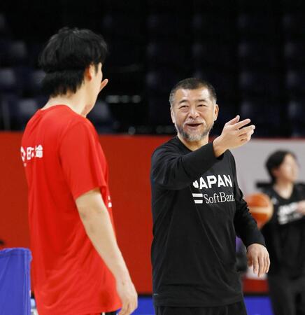 　中国戦に向けた調整で安藤（左）と話す桶谷監督＝沖縄サントリーアリーナ