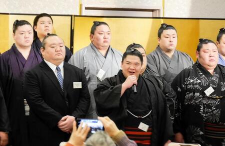 「学生相撲出身力士を励ます会」で力士を代表して挨拶を行う宇良（前列中央）