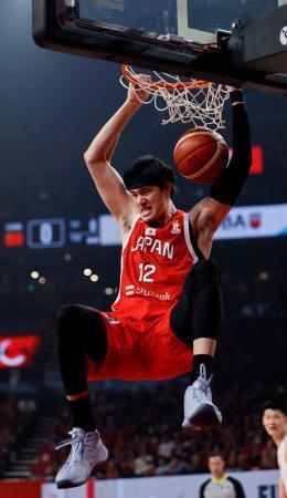 　日本-中国　第１クオーター、ダンクシュートを決める渡辺雄＝沖縄サントリーアリーナ