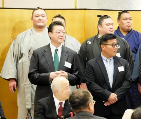 壇上に立った朝乃山（後列左）