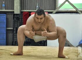 　大阪入り後の初稽古を行う大関安青錦＝大阪府松原市の安治川部屋