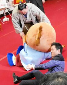 　もずやんと吉村洋文知事を上手投げで転がす大の里