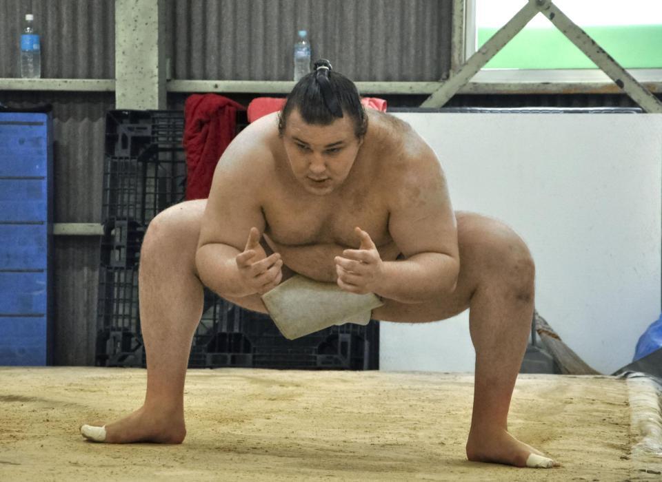 　大阪入り後の初稽古を行う大関安青錦＝大阪府松原市の安治川部屋