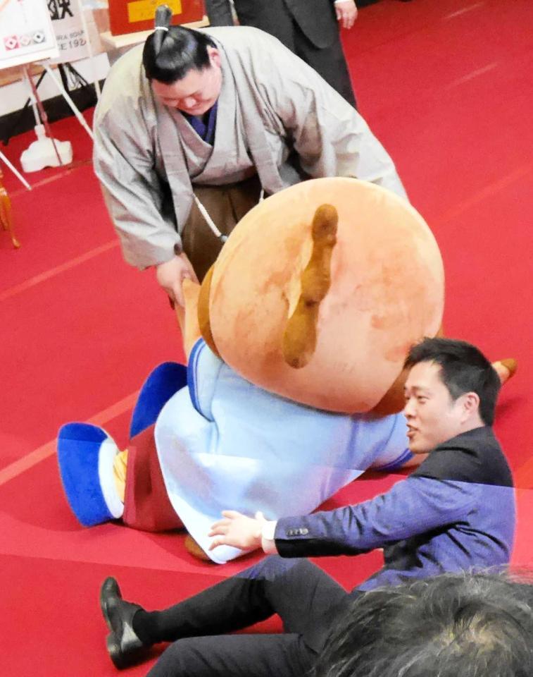 　もずやんと吉村洋文知事を上手投げで転がす大の里