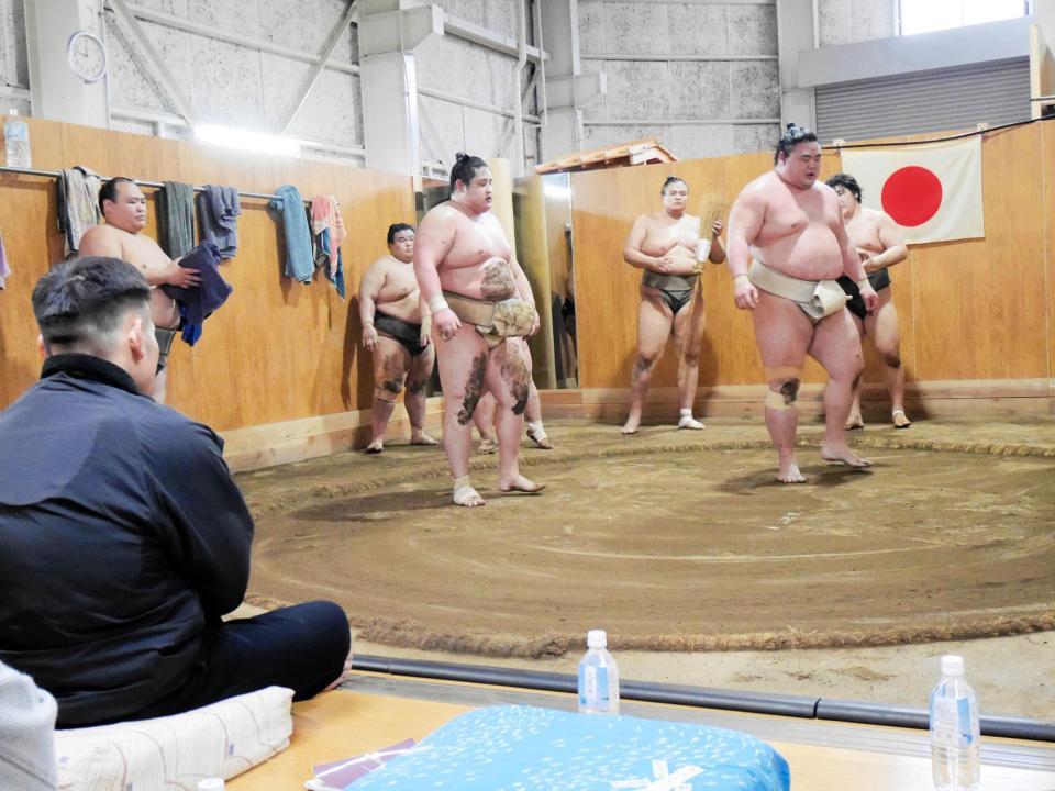 隆の勝（右）と若ノ勝の稽古に視線を向ける湊川親方