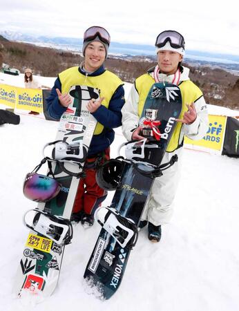 　表彰式後にポーズをとる木村葵来（左）と木村悠斗