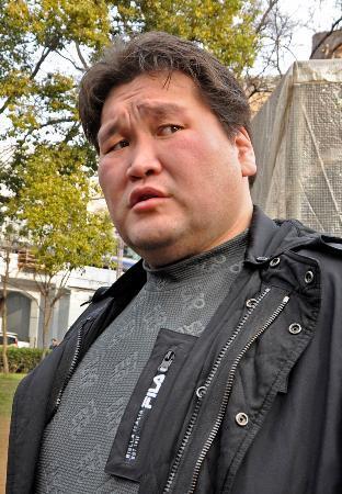 　取材に応じる伊勢ケ浜親方＝２７日、大阪市東成区