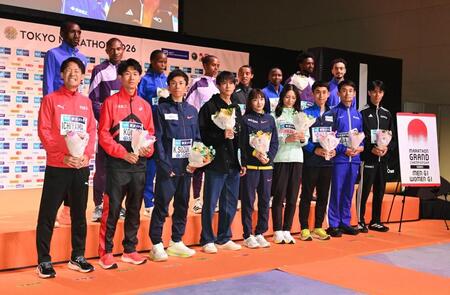 ファンミーティングに登場した大迫傑（前列左から４人目）らエリート招待選手たち（撮影・開出牧）