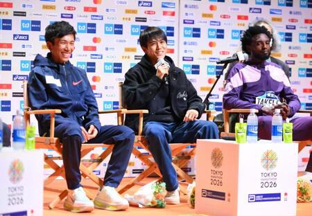 ファンミーティングで抱負を語る大迫傑（中央）。左は鈴木健吾、右はタデセ・タケレ（撮影・開出牧）