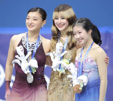 メダルに人形をぶら下げ笑顔を見せる（左から）坂本花織、アリサ・リュウ、中井亜美＝１９日（撮影・吉澤敬太）