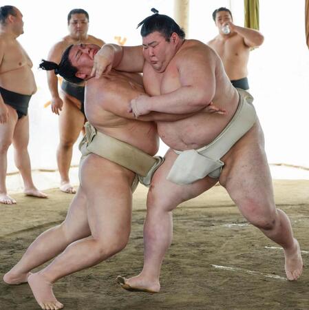 稽古する熱海富士（右）＝大阪市東成区