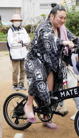 稽古を終え宿舎に引き揚げる炎鵬