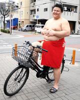 稽古を終え、宿舎に引き揚げる義ノ富士