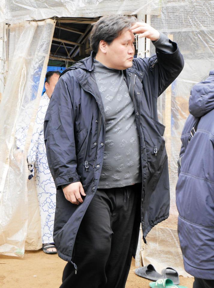 稽古場から引き揚げる伊勢ケ浜親方