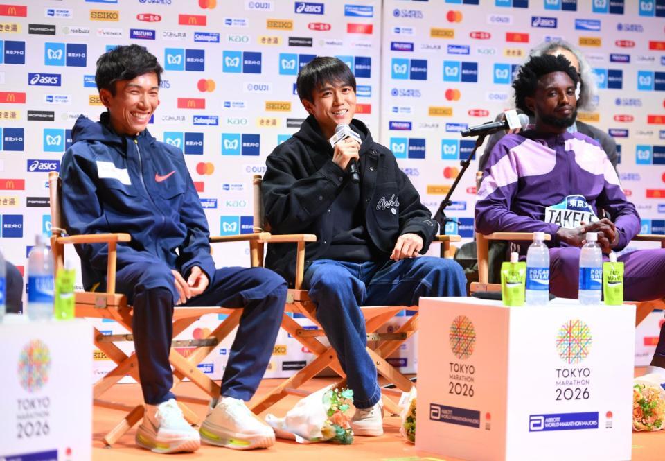 ファンミーティングで抱負を語る大迫傑（中央）。左は鈴木健吾、右はタデセ・タケレ（撮影・開出牧）