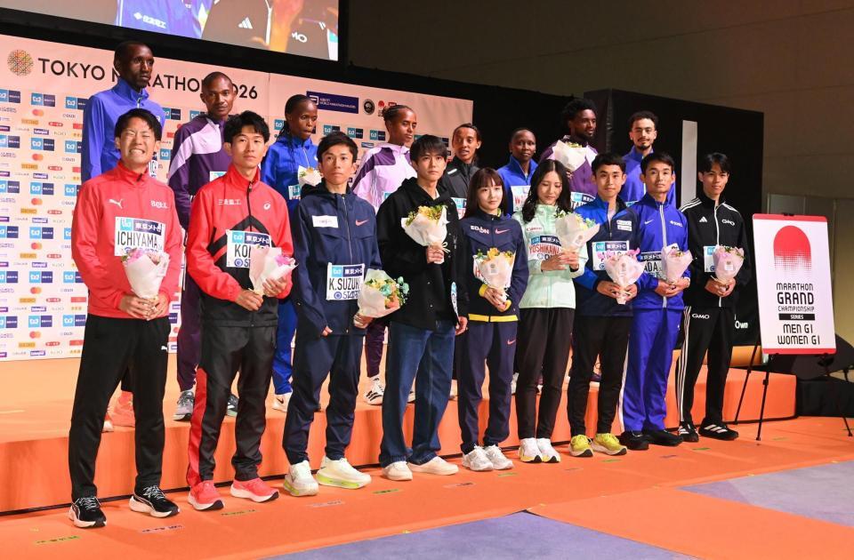 ファンミーティングに登場した大迫傑（前列左から４人目）らエリート招待選手たち（撮影・開出牧）