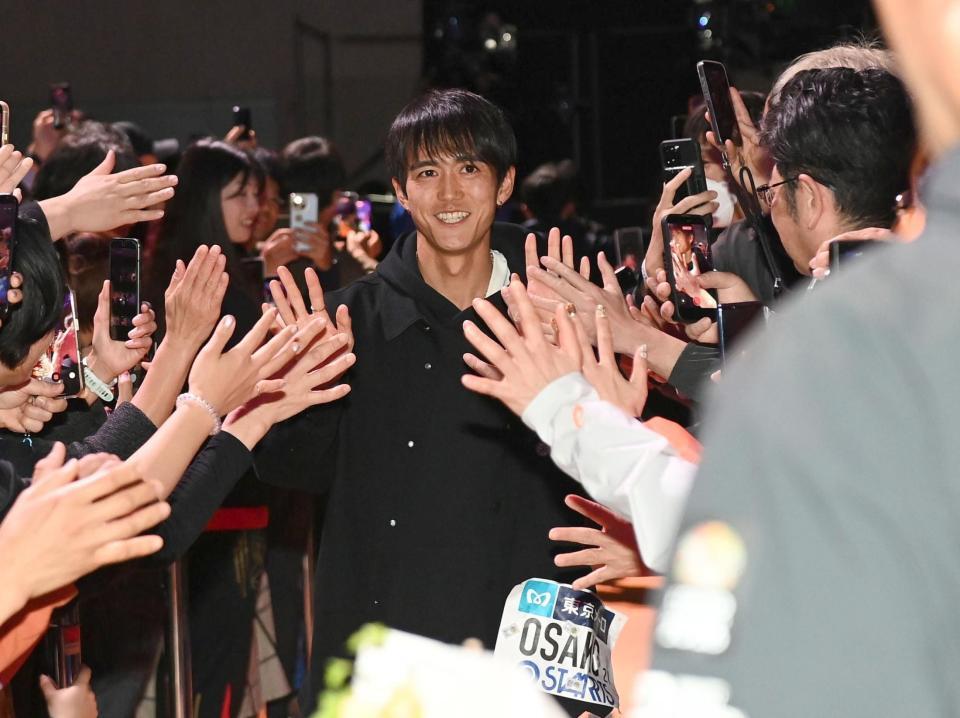 ファンに迎えられながらファンミーティングに登場した大迫傑（撮影・開出牧）