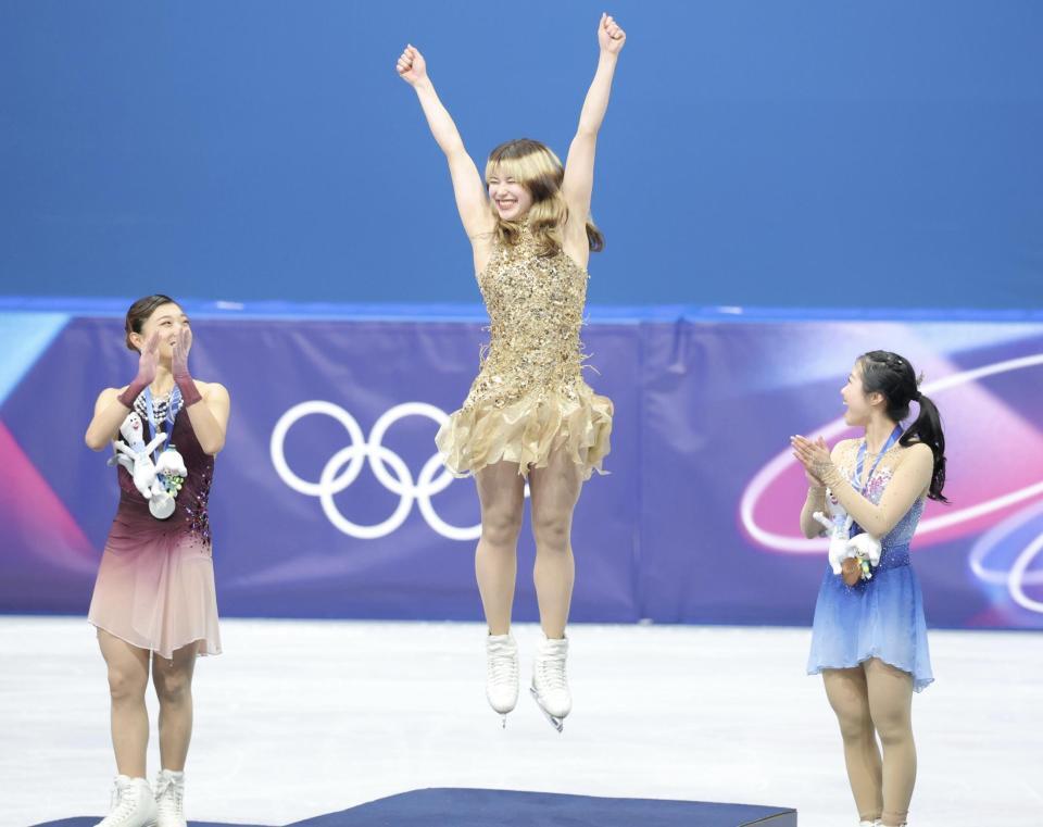 金メダルに輝いたアリサ・リュウ（中央）、銀メダルの坂本花織（左）、銅メダルの中井亜美（右）＝１９日（撮影・吉澤敬太）