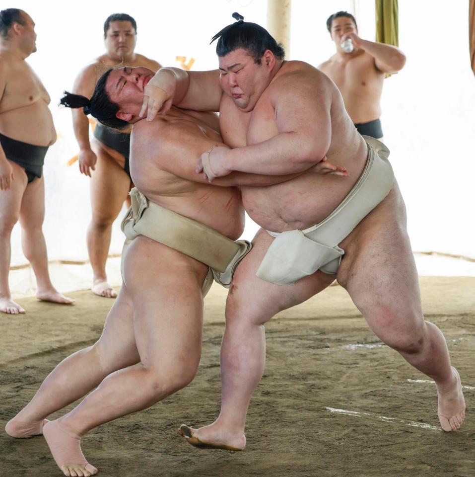 稽古する熱海富士（右）＝大阪市東成区