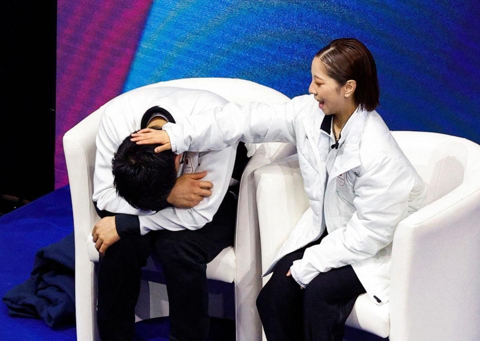 ペアで金メダルが確定し、木原龍一（左）の頭をなでる三浦璃来＝１６日（共同）