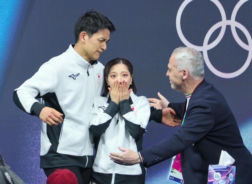 　ペアフリーの得点を確認し、喜ぶ三浦璃来、木原龍一組。右はブルーノ・マルコットコーチ＝１６日