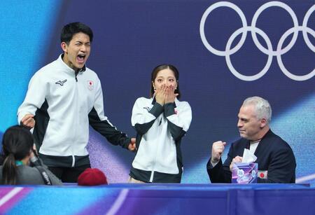 　ペアフリーの得点を確認し、驚く三浦璃来とガッツポーズする木原龍一、ブルーノ・マルコットコーチ