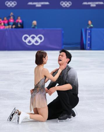 　ペアフリーの演技を終え、感極まる木原龍一㊨と、寄り添う三浦璃来