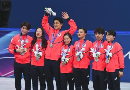 銀メダルを獲得し、表彰式に臨む日本チーム。左からアイスダンスの森田真沙也、吉田唄菜、ペアの木原龍一、三浦璃来、女子の坂本花織、男子の佐藤駿、鍵山優真＝ミラノ