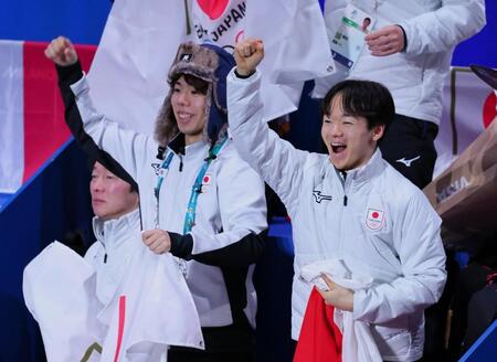 団体アイスダンスＲＤ　吉田唄菜、森田真沙也組に声援を送る鍵山優真（右）、佐藤駿（中）ら＝ミラノ