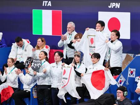 団体アイスダンスＲＤ　吉田唄菜、森田真沙也組に声援を送る（前列右から）佐藤駿、鍵山優真、鍵山正和コーチ、坂本花織ら