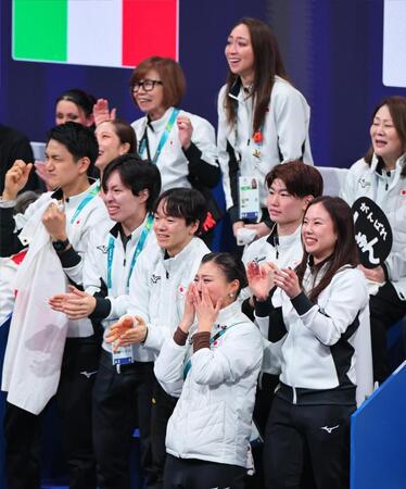 団体男子フリー　佐藤駿の演技を見守る坂本花織（手前）ら