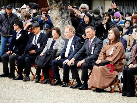 特別招待席の最前列で土俵入りなどを見る高須院長（前列左から４人目）