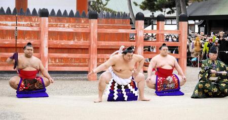 太刀持ちに高安、露払いに隆の勝を従え雲竜型を披露する大の里