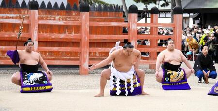太刀持ちに平戸海、露払いに豪ノ山を従え、雲竜型を披露する豊昇龍