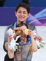 　フィギュアスケートペアで金メダルを獲得し、笑顔を見せる三浦璃来（手前）、木原龍一組