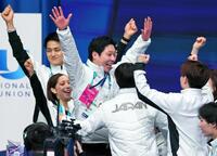 団体男子フリーで佐藤駿が演技を終え、盛り上がる日下匡力コーチ（中央）ら＝ミラノ